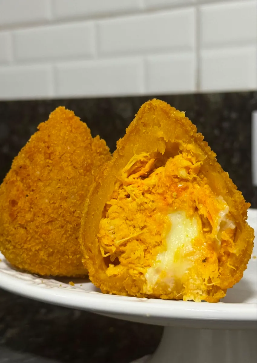 Super Coxinha de Frango com Catupiry: coxinha de massa caseira recheada com frango temperado e desfiado com requeijão…