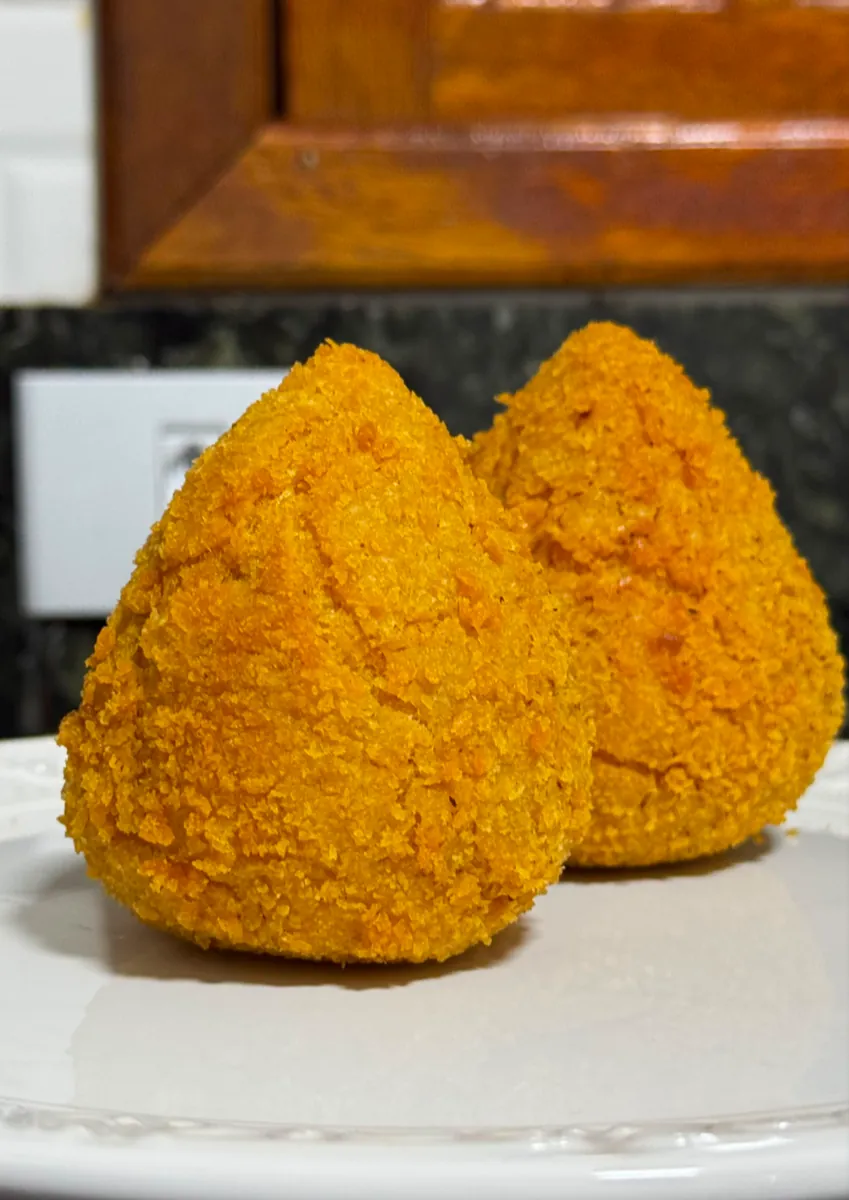 Super Coxinha de Costela com Cream Cheese: coxinha de massa caseira recheada com costela cozida em fogo lento, temperada e…
